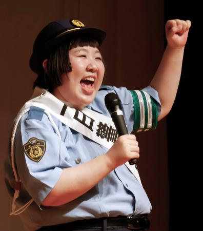 大阪府警布施署の一日署長に就任し、交通安全を呼びかける酒井藍さん＝２５日午後、大阪府東大阪市