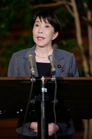 記者団の取材に応じる高市首相＝２５日午後、首相官邸