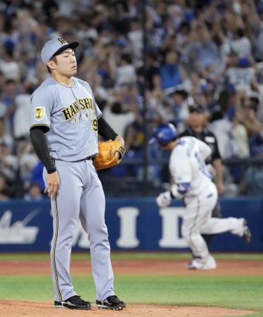 ８回、ＤｅＮＡ・宮崎（奥）に逆転２ランを浴びた阪神・石井＝横浜