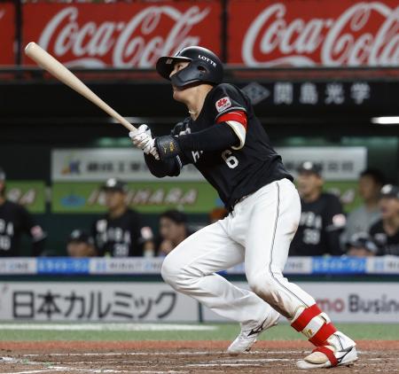 ８回ロッテ２死一、二塁、西川が中越えに逆転３ランを放つ＝ベルーナドーム