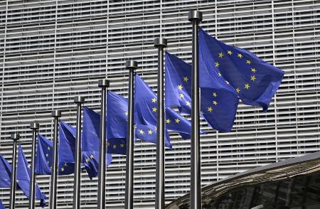 欧州連合（ＥＵ）欧州委員会の本部に掲げられたＥＵの旗＝２０２６年６月２２日、ベルギー・ブリュッセル（共同）