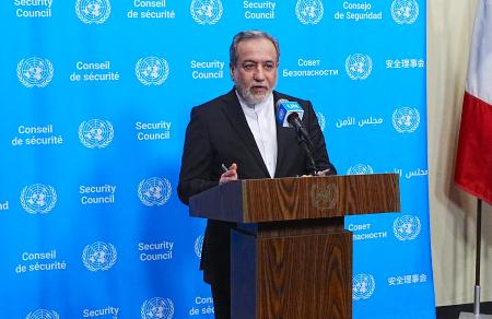 国連本部で記者会見するイランのアラグチ外相＝２５日、米ニューヨーク（ゲッティ＝共同）