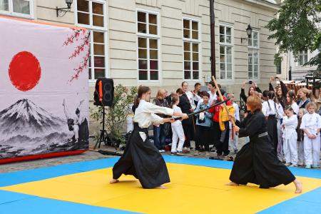 日本文化を紹介する催しで行われた武道の実演＝２５日、ウクライナ・リビウ（共同）