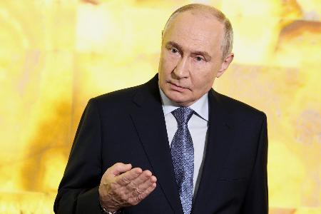 記者団の取材に応じるロシアのプーチン大統領＝２５日、サンクトペテルブルク（ロシア大統領府提供、共同）