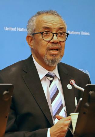 記者会見するＷＨＯのテドロス事務局長＝２５日、米ニューヨークの国連本部（共同）