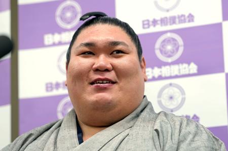 引退記者会見する矢後＝２６日、東京・両国国技館