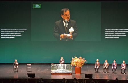 前身の札幌農学校の開校から１５０周年を記念した北海道大の式典＝２６日午後、札幌市