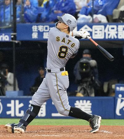 ７回阪神無死、佐藤が右中間に本塁打を放つ＝横浜