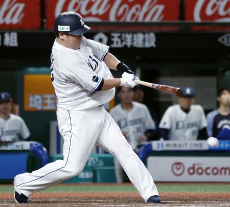 ９回西武無死三塁、代打中村剛が左翼線にサヨナラ打を放つ＝ベルーナドーム