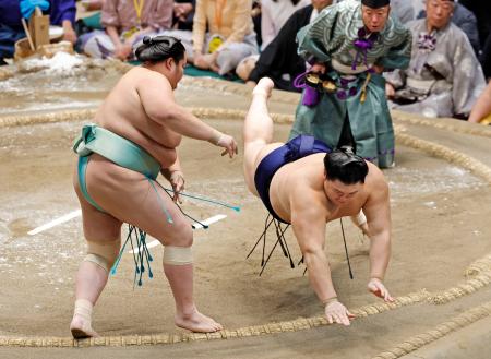 大の里（右）が突き落としで琴桜に敗れる＝両国国技館
