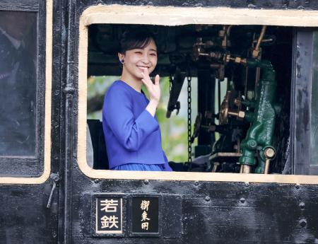 ＳＬに体験乗車し、手を振られる佳子さま＝２６日午後、鳥取県若桜町（代表撮影）