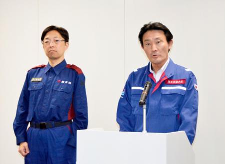 熊本県の木村敬知事（左）との意見交換会後、報道陣の取材に応じる井林国交相＝２６日午後、熊本空港