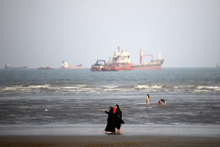 　イラン・バンダルアバスから望むホルムズ海峡＝１２日（ゲッティ＝共同）