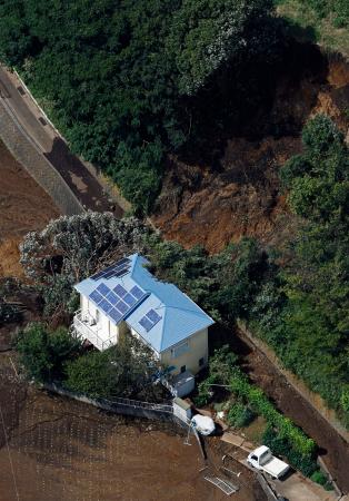 台風２５号による土砂崩れに巻き込まれた横山淳子さんの自宅＝２２日、神奈川県横須賀市