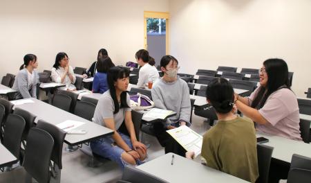 上映後に感想を語り合う参加者ら＝２６日午後、青森県弘前市の弘前大