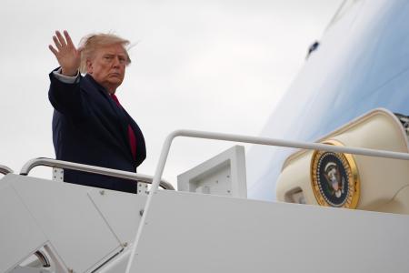 ２６日、米ワシントン郊外のアンドルーズ空軍基地で専用機に乗り込むトランプ大統領（ＡＰ＝共同）