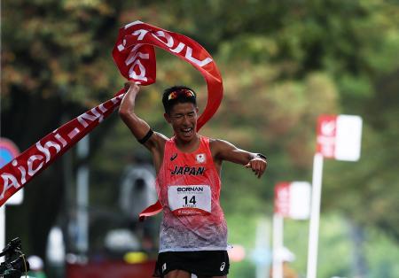 愛知・名古屋アジア大会の陸上男子マラソン競歩で優勝した勝木隼人=27日、名古屋(ロイター=共同)