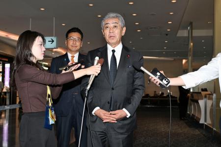 　日本国際貿易促進協会会長として中国・北京へ出発する前に記者団の取材に応じる岩屋前外相＝２７日午前、羽田空港