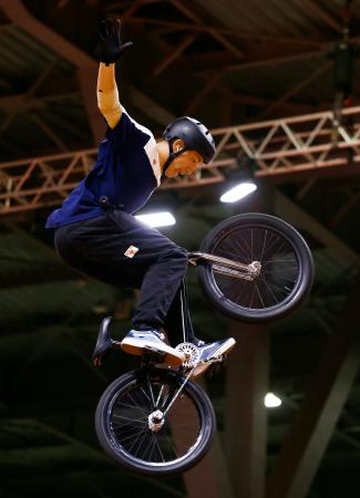 愛知・名古屋アジア大会の自転車男子BMXフリースタイル・パークで、金メダルを獲得した中村輪夢=27日、愛知県国際展示場