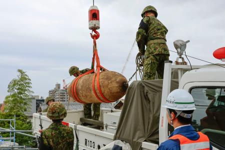 陸上自衛隊が回収した不発弾＝２７日午後、大阪府箕面市