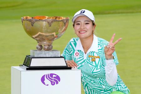 通算１２アンダーで優勝した桑木志帆＝利府ＧＣ