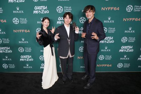 第６４回ニューヨーク映画祭を訪れた（右から）山崎貴監督、神木隆之介、浜辺美波（（Ｃ）　２０２６　ＴＯＨＯ）