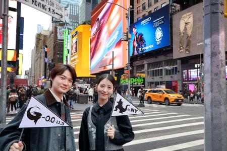 　米ニューヨークを訪れた神木隆之介（左）と浜辺美波（（Ｃ）　２０２６　ＴＯＨＯ）