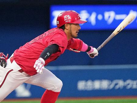 ９回広島１死二、三塁、菊池が中前に決勝の２点打を放つ＝横浜