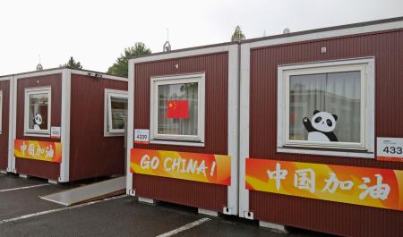 宿泊拠点の一つとなっているコンテナ型仮設施設＝２７日、名古屋市