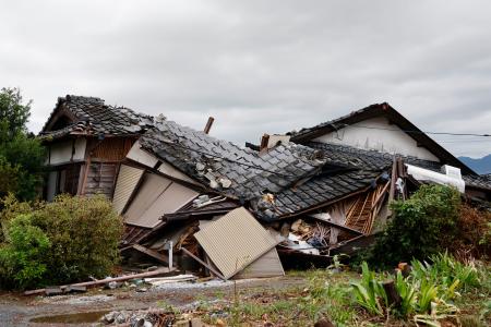 地震で倒壊したまま残る建物＝２７日午後、熊本県氷川町