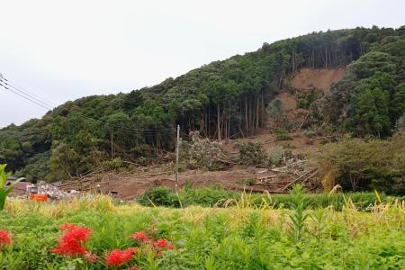 土砂崩れにより１人が死亡した千葉県鴨川市の現場＝２６日