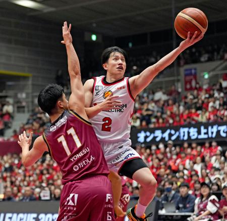 川崎戦でシュートを放つ名古屋Ｄの斎藤（２）＝東急ドレッセとどろきアリーナ
