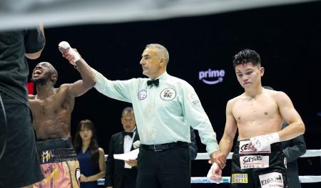 リカルド・マラジカ(左)に判定負けした坪井智也=トヨタアリーナ東京