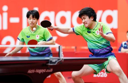 男子ダブルス決勝 中国ペアと対戦する張本智和(右)、篠塚大登組=豊田市総合体育館
