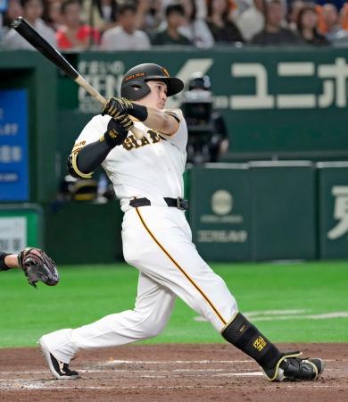 ２回巨人２死満塁、泉口が右翼線に走者一掃の先制二塁打を放つ＝東京ドーム