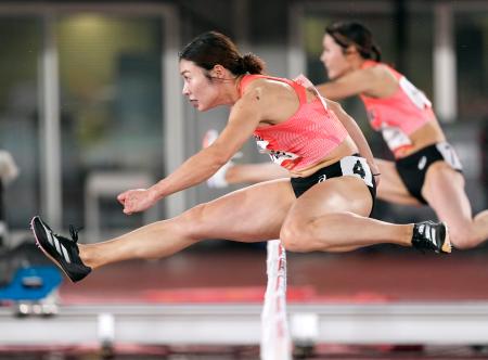愛知・名古屋アジア大会の陸上女子１００メートル障害で優勝した福部真子。奥は２位の中島ひとみ＝２７日、パロマ瑞穂スタジアム