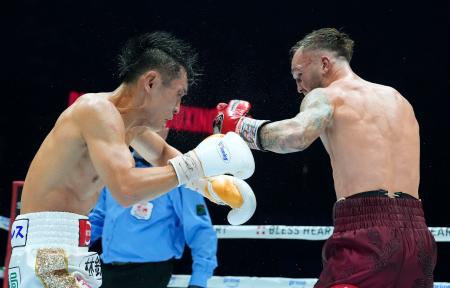 6回、サム・グッドマン(右)のパンチを浴びる西田凌佑=トヨタアリーナ東京