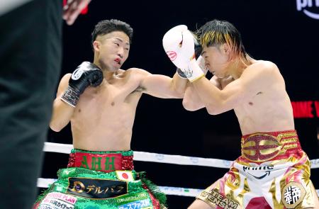 ３回、那須川天心（右）を攻める井上拓真＝トヨタアリーナ東京