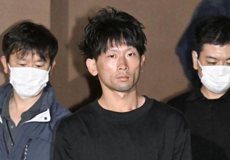 群馬県警太田署を出る三原理稀容疑者＝２７日午後１１時６分