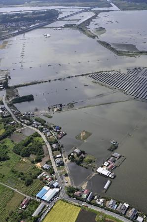 千葉県・印旛沼の堤防が決壊し冠水した民家などの周辺地域＝２４日
