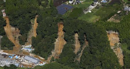 台風25号の影響による大雨で土砂が崩れた千葉県長柄町=22日