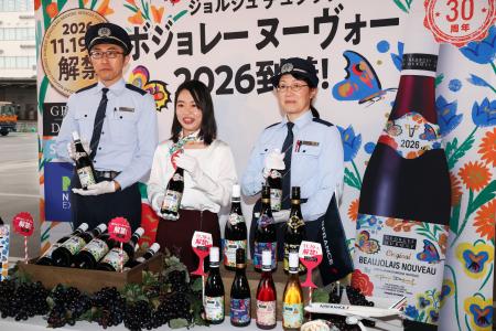 羽田空港に到着し、お披露目されたフランス産ワインの新酒「ボージョレ・ヌーボー」＝２８日午前