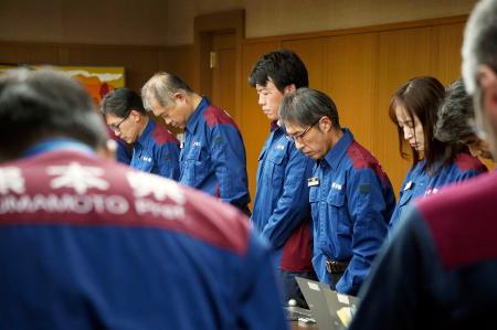 最大震度7を観測した地震から2カ月となり、復旧・復興本部会議で犠牲者を悼み黙とうする熊本県職員ら=28日午前、熊本県庁