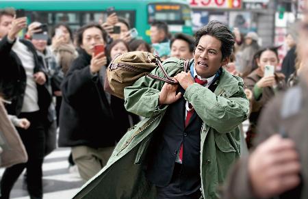 映画「踊る大捜査線　Ｎ．Ｅ．Ｗ．　メトロポリスを駆け抜けろ！」より☆（○の中に小文字のＣ）２０２６　フジテレビジョン　ＢＳフジ　ビー・エー・シー