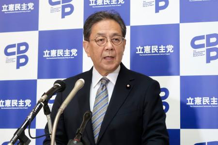 記者会見する立憲民主党の水岡代表＝２８日午前、国会