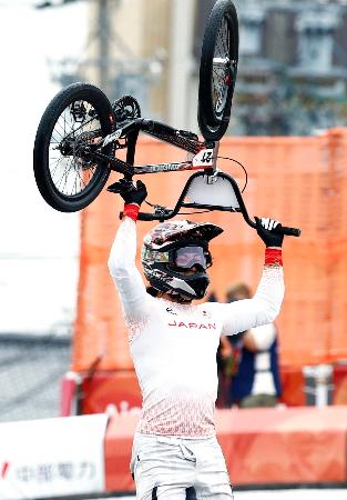 男子BMXレースで優勝し、喜ぶ中井飛馬=名古屋競輪場BMXレースコース