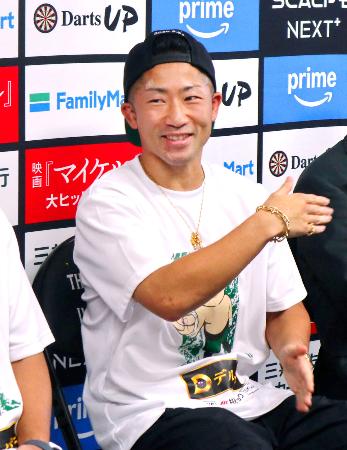 ＷＢＣバンタム級世界戦から一夜明け、笑顔で記者会見する王者の井上拓真＝２８日、横浜市