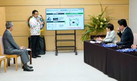 国際園芸博覧会で展示される環境に配慮した新技術について、ピエクレックスの玉倉大次社長（左から２人目）から説明を受ける高市首相（同３人目）＝２８日午後、首相官邸
