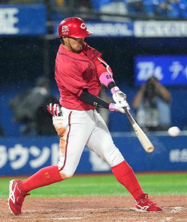 ７回広島１死二塁、菊池が左中間に勝ち越しの適時二塁打を放つ＝横浜