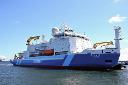 海洋研究開発機構へ引き渡される北極域研究船「みらい2」=14日、横浜市鶴見区(海洋研究開発機構、ジャパンマリンユナイテッド提供)